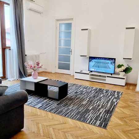 Cozy Apartment Near City Center Bukares Bagian luar foto