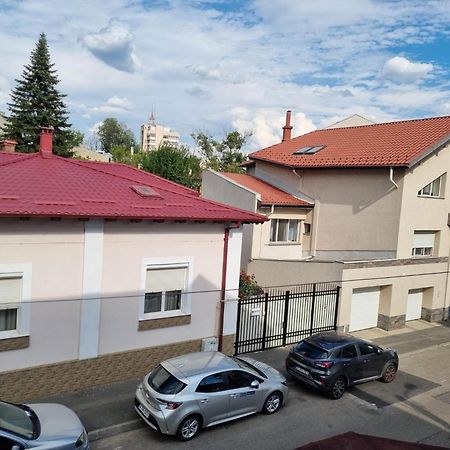 Cozy Apartment Near City Center Bukares Bagian luar foto