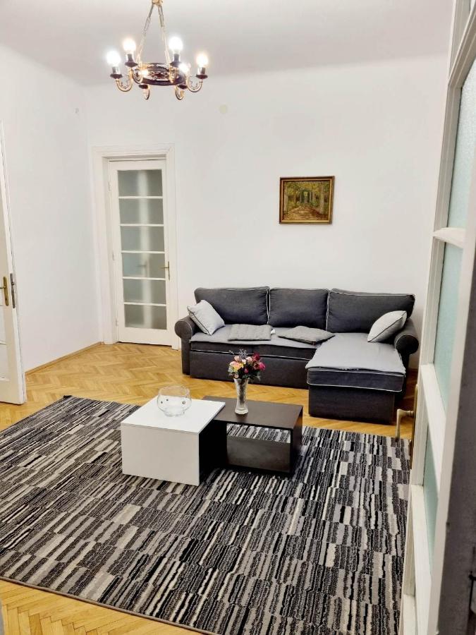 Cozy Apartment Near City Center Bukares Bagian luar foto