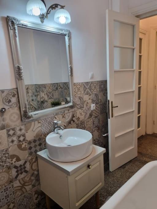 Cozy Apartment Near City Center Bukares Bagian luar foto