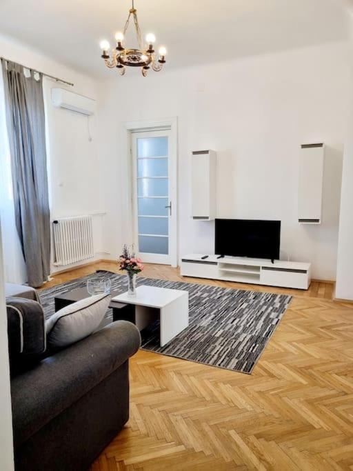 Cozy Apartment Near City Center Bukares Bagian luar foto