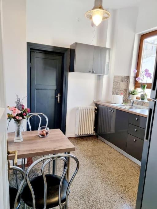 Cozy Apartment Near City Center Bukares Bagian luar foto