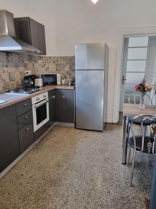 Cozy Apartment Near City Center Bukares Bagian luar foto
