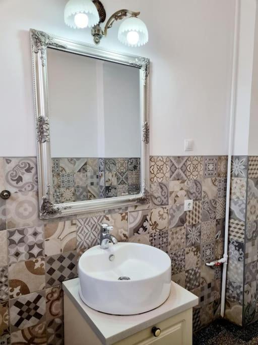 Cozy Apartment Near City Center Bukares Bagian luar foto