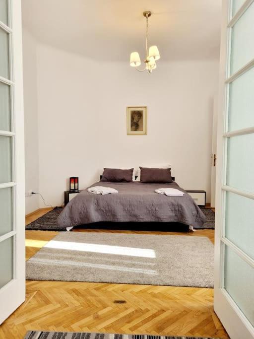 Cozy Apartment Near City Center Bukares Bagian luar foto