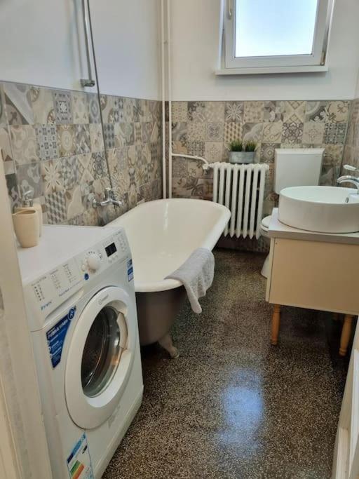 Cozy Apartment Near City Center Bukares Bagian luar foto