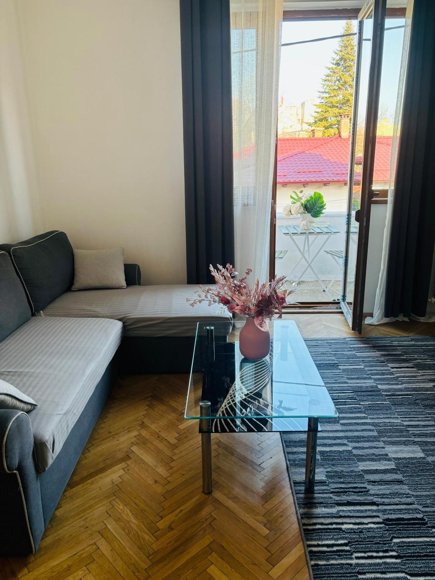 Cozy Apartment Near City Center Bukares Bagian luar foto