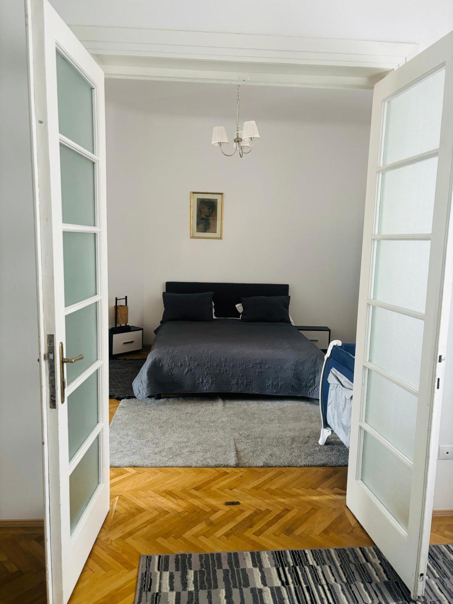Cozy Apartment Near City Center Bukares Bagian luar foto