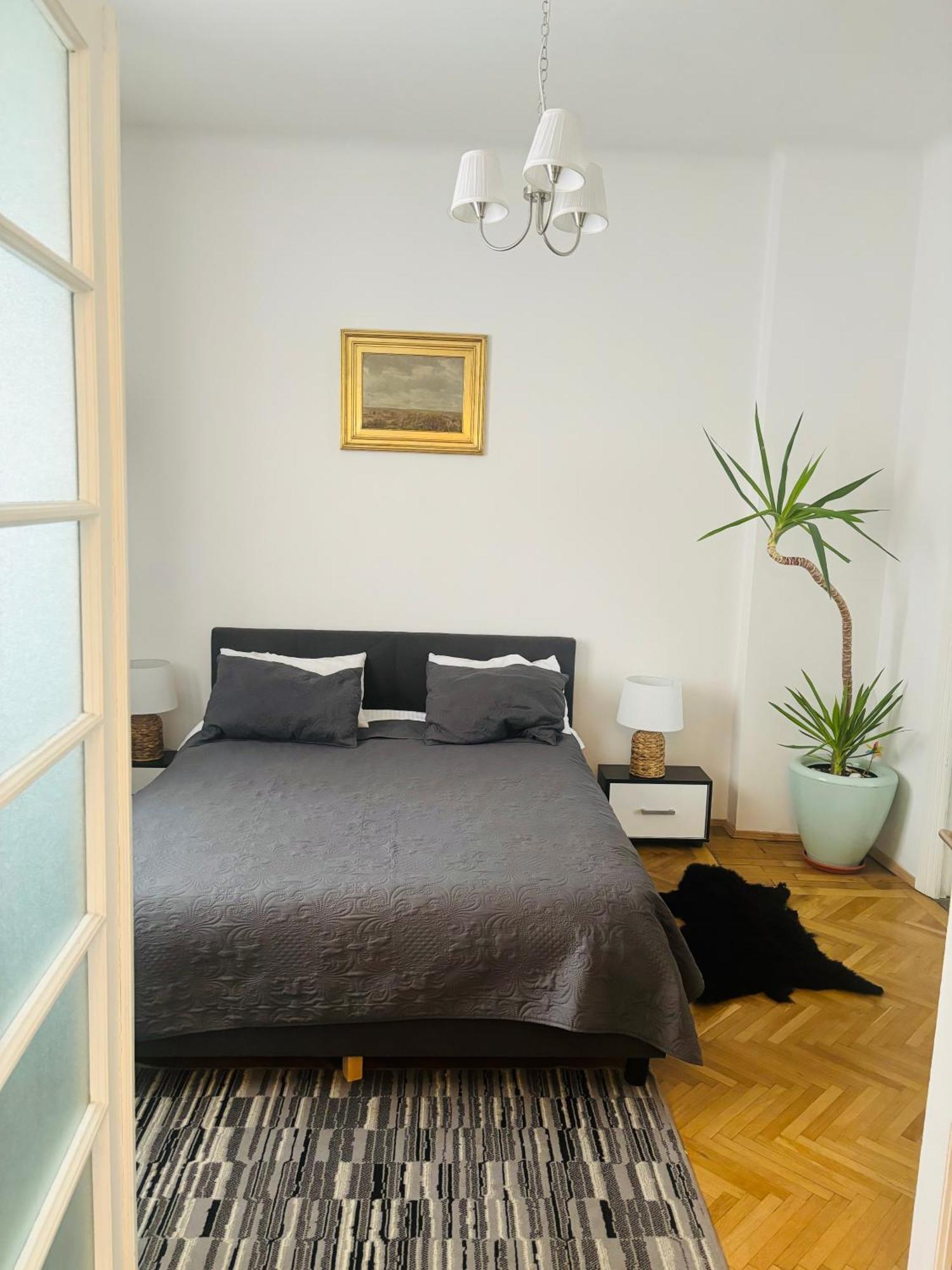 Cozy Apartment Near City Center Bukares Bagian luar foto