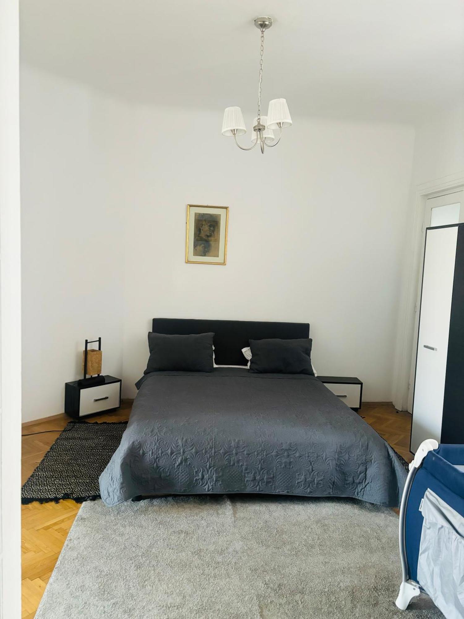 Cozy Apartment Near City Center Bukares Bagian luar foto