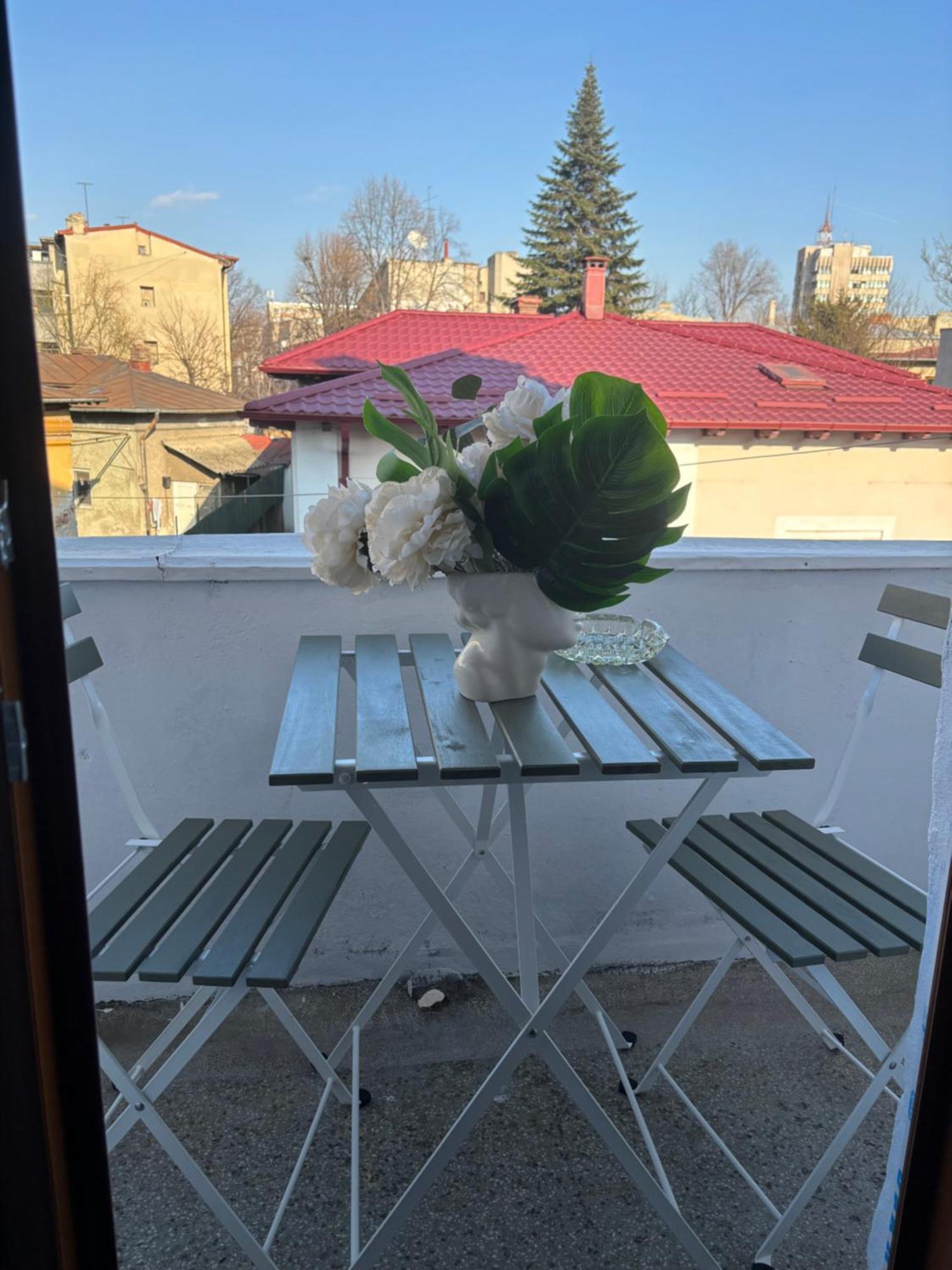 Cozy Apartment Near City Center Bukares Bagian luar foto