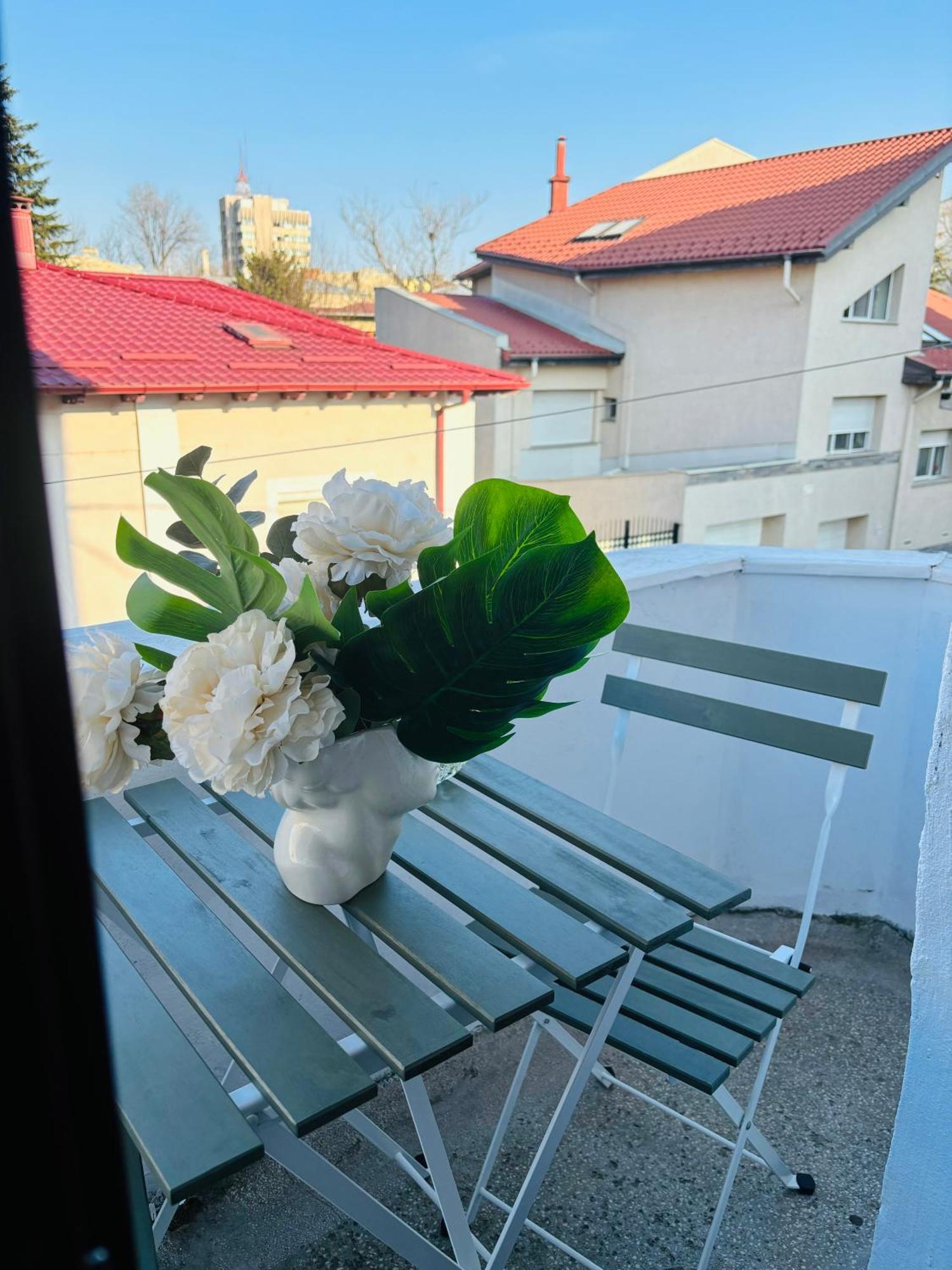 Cozy Apartment Near City Center Bukares Bagian luar foto