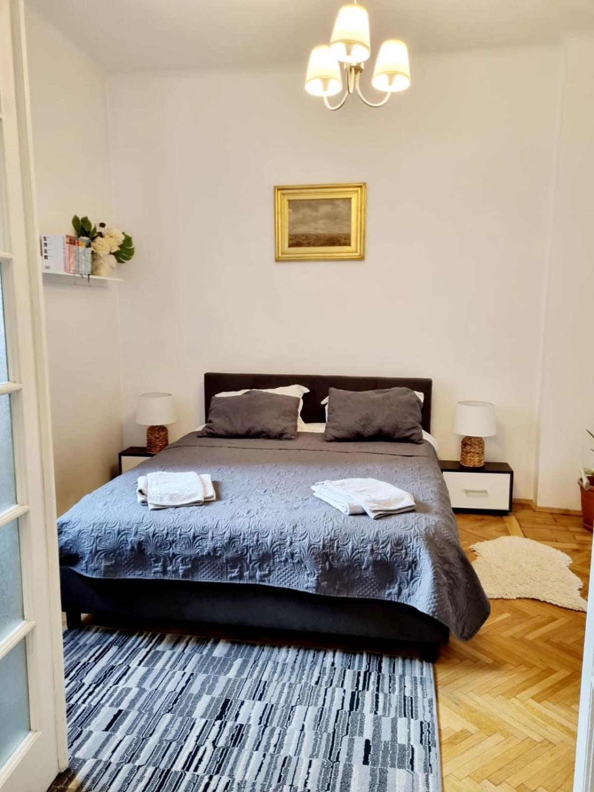 Cozy Apartment Near City Center Bukares Bagian luar foto