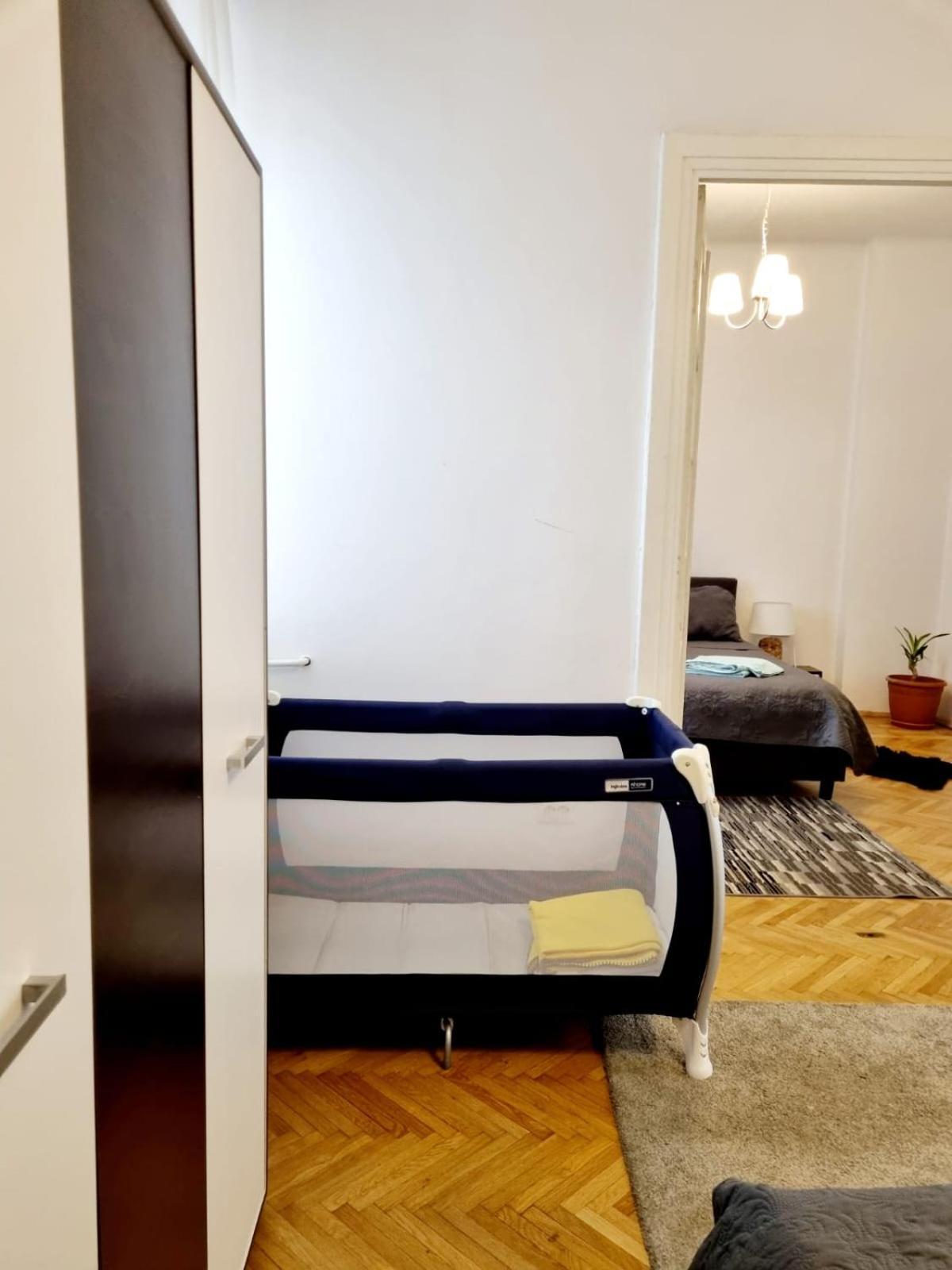 Cozy Apartment Near City Center Bukares Bagian luar foto
