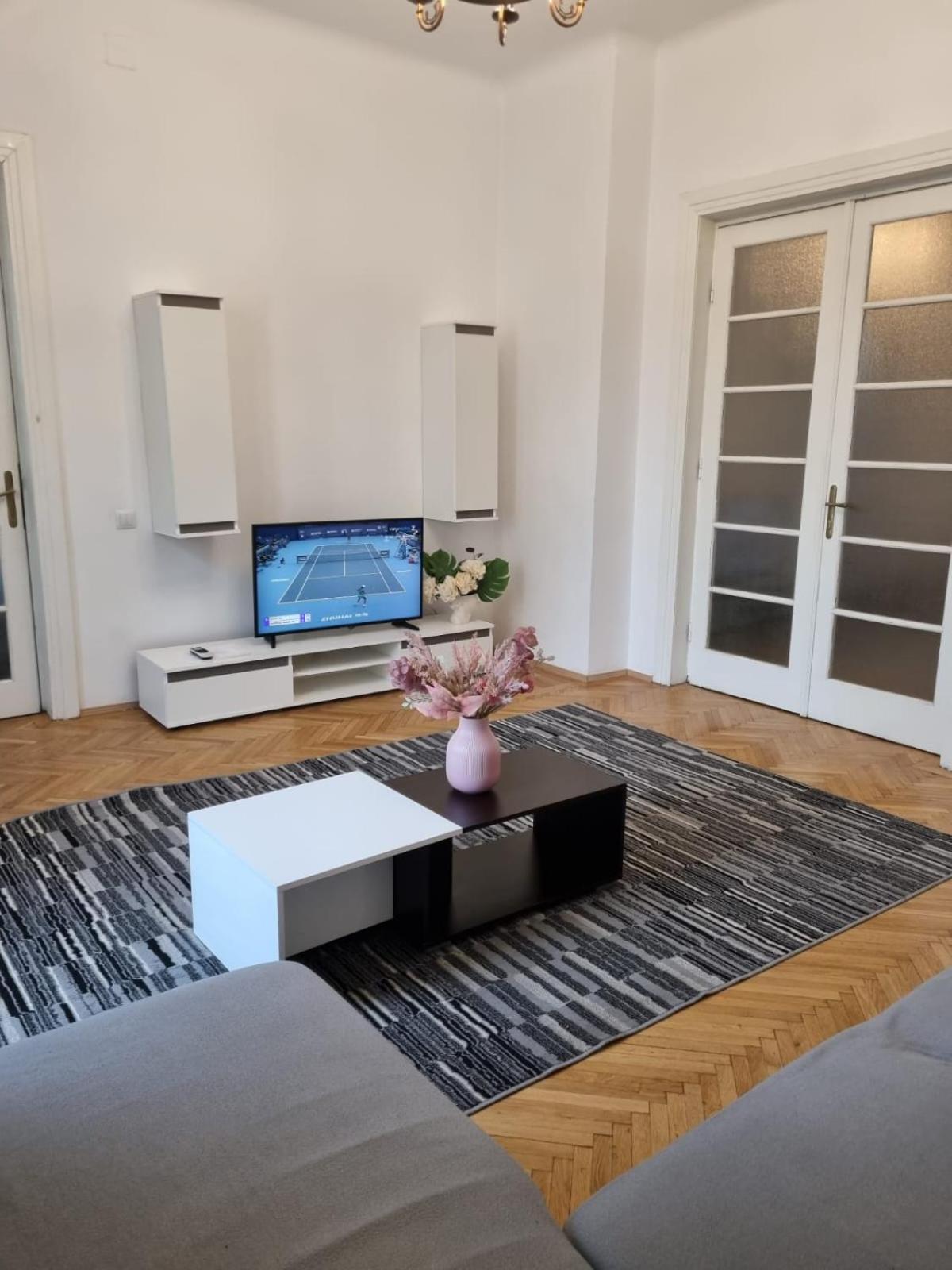 Cozy Apartment Near City Center Bukares Bagian luar foto