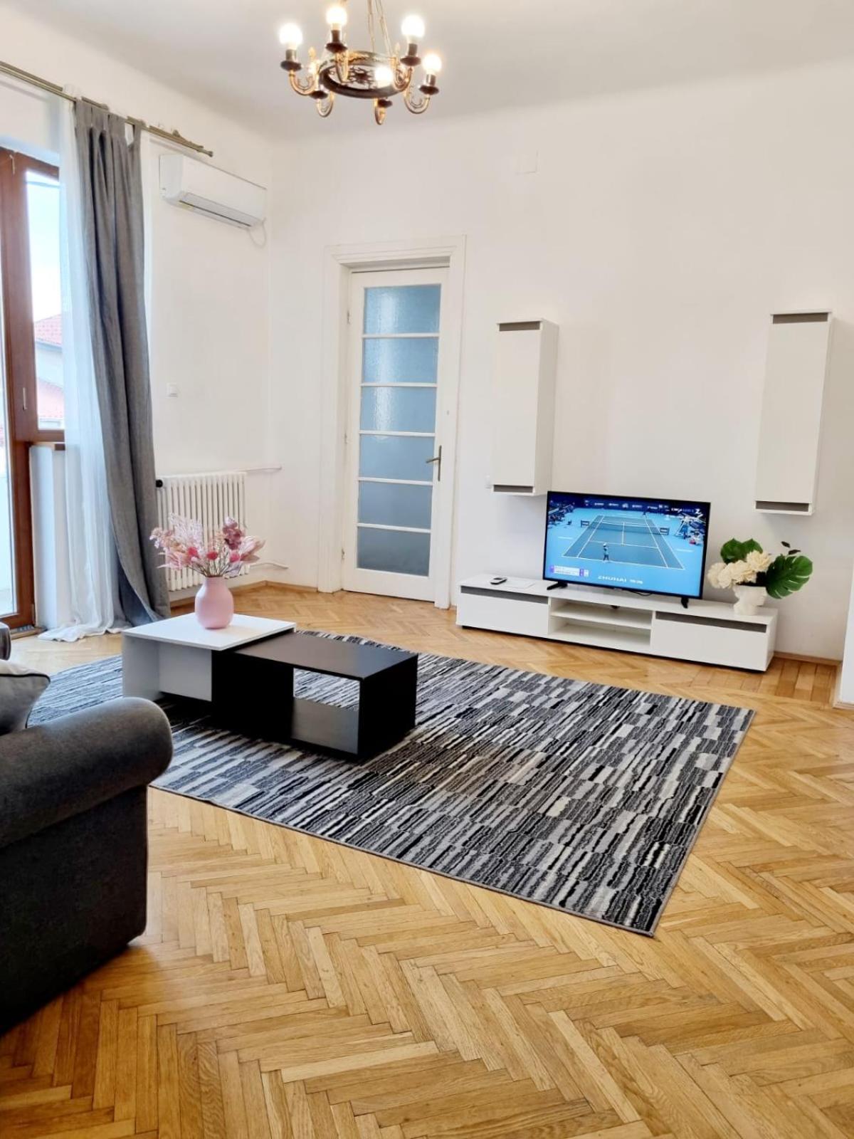 Cozy Apartment Near City Center Bukares Bagian luar foto