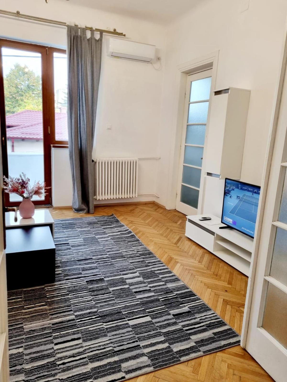 Cozy Apartment Near City Center Bukares Bagian luar foto