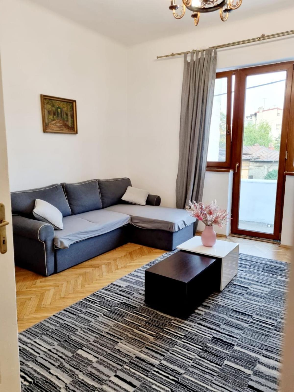 Cozy Apartment Near City Center Bukares Bagian luar foto