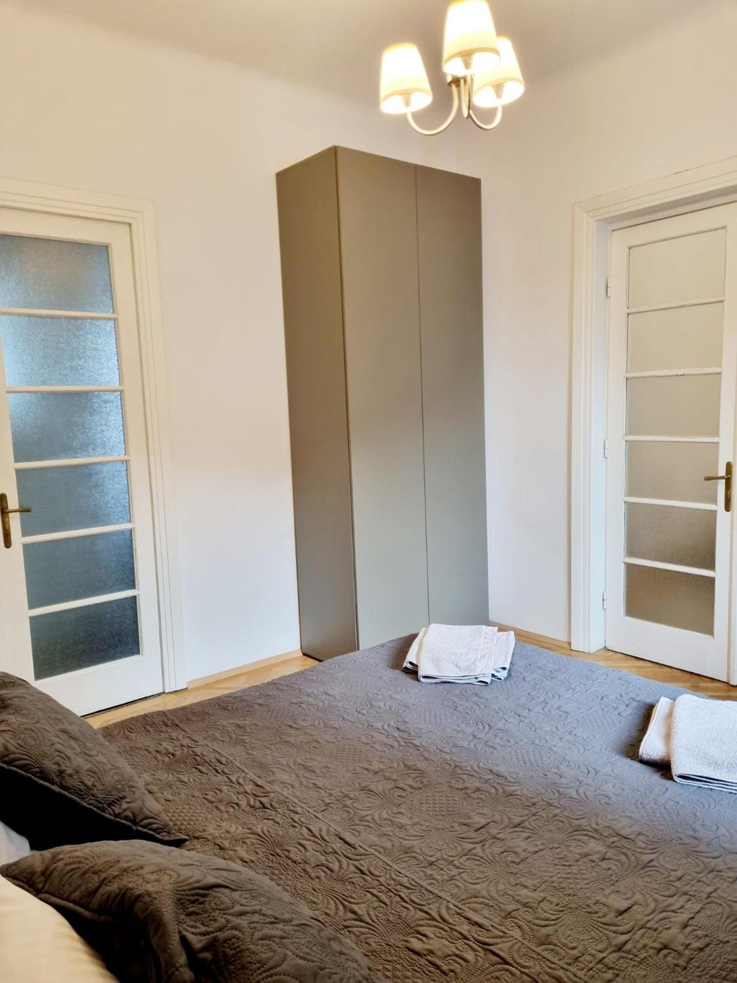 Cozy Apartment Near City Center Bukares Bagian luar foto