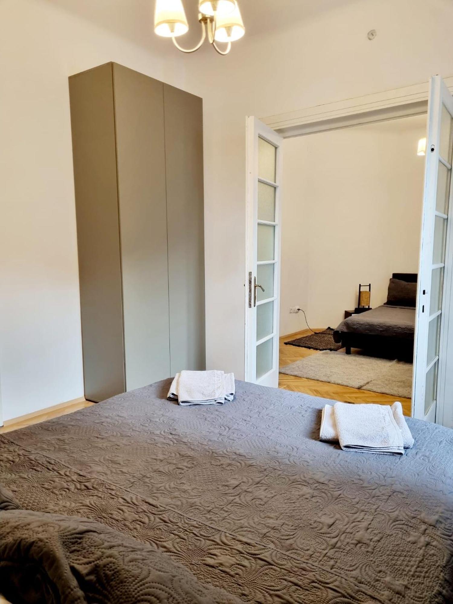 Cozy Apartment Near City Center Bukares Bagian luar foto