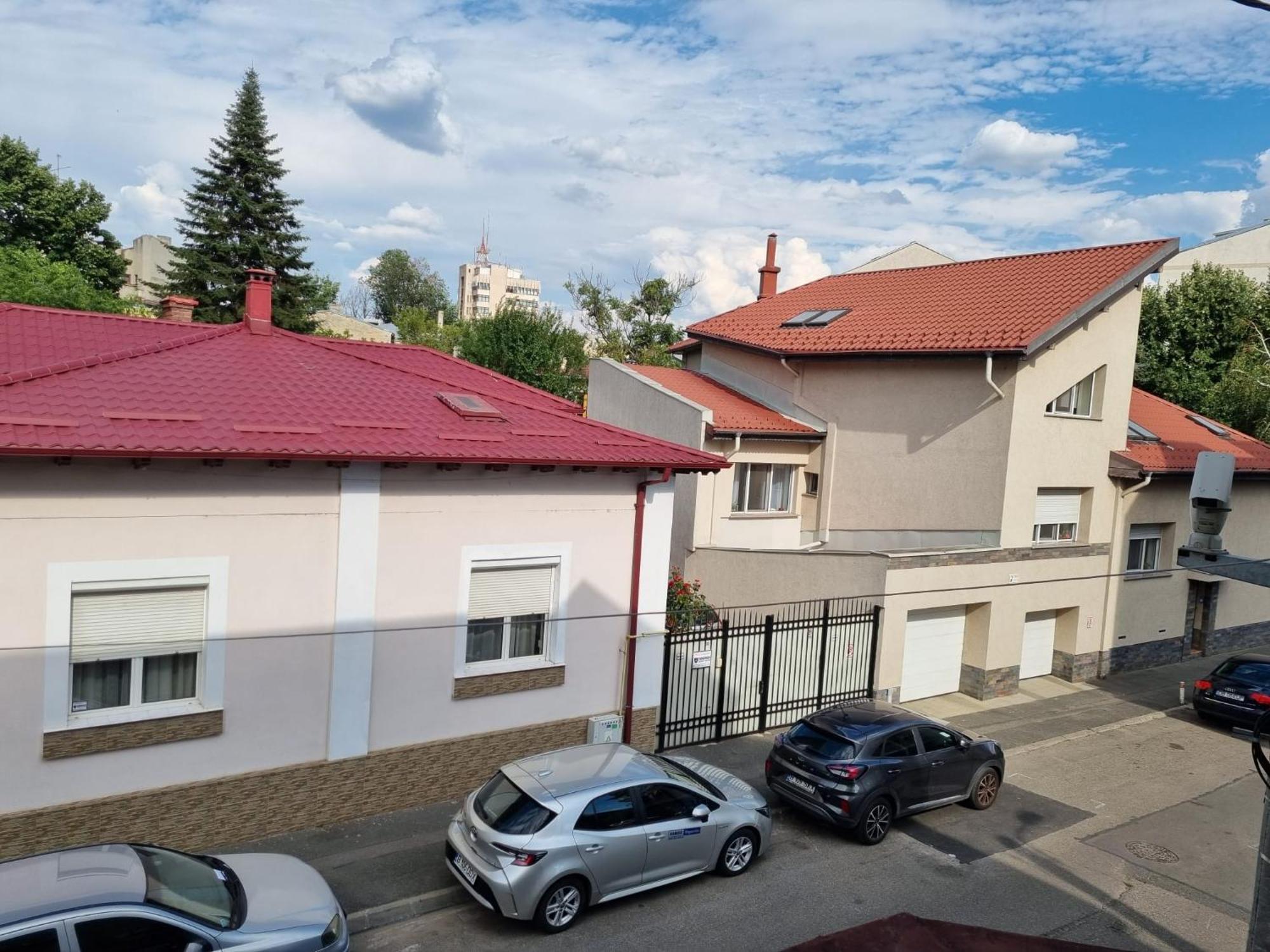 Cozy Apartment Near City Center Bukares Bagian luar foto