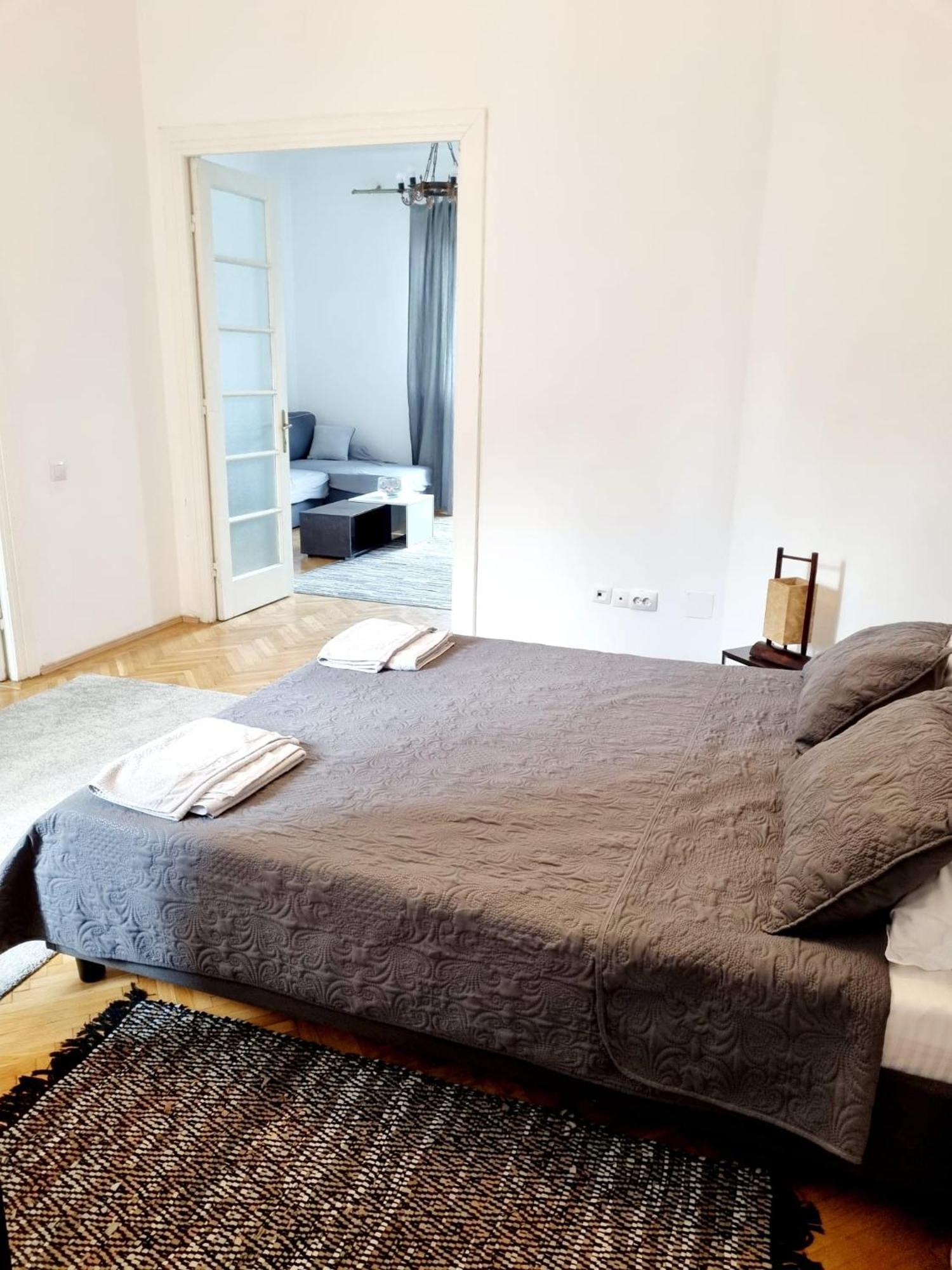 Cozy Apartment Near City Center Bukares Bagian luar foto