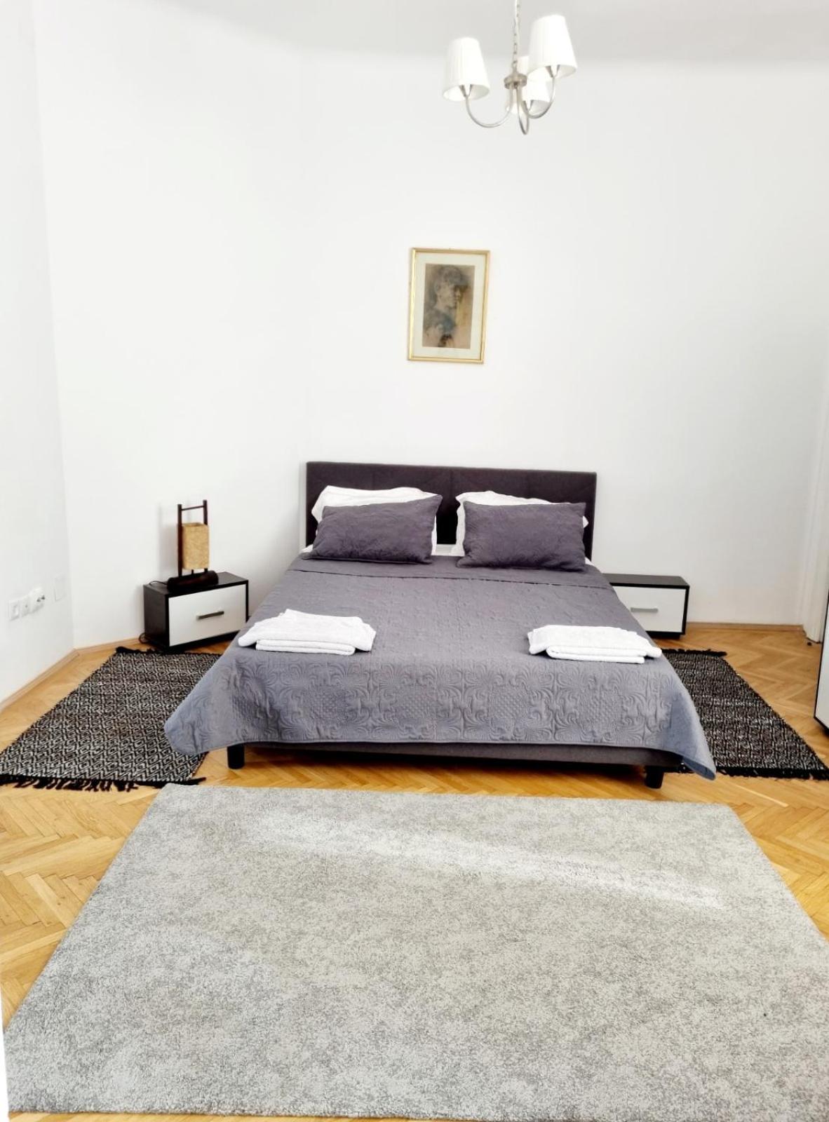 Cozy Apartment Near City Center Bukares Bagian luar foto