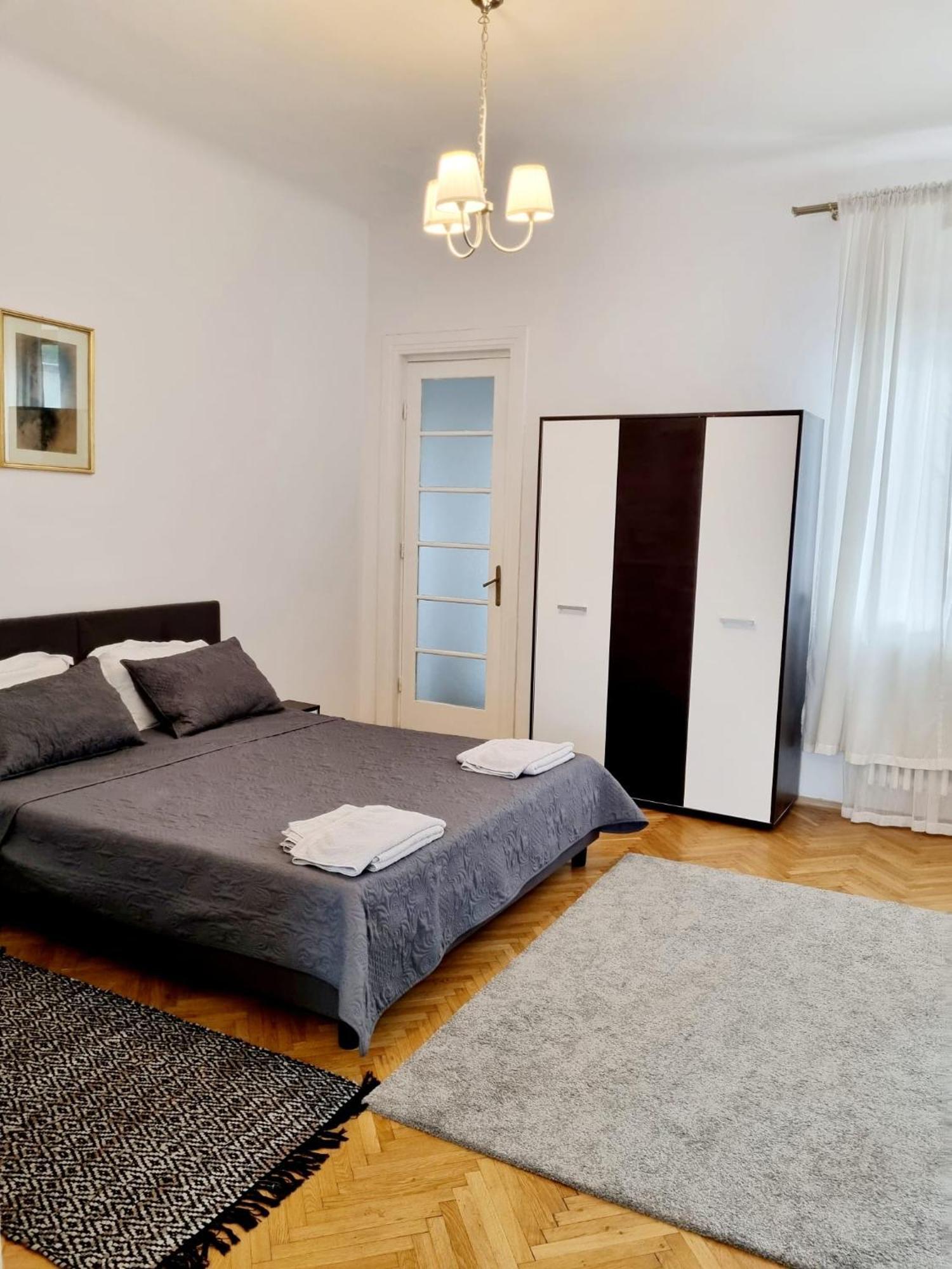 Cozy Apartment Near City Center Bukares Bagian luar foto