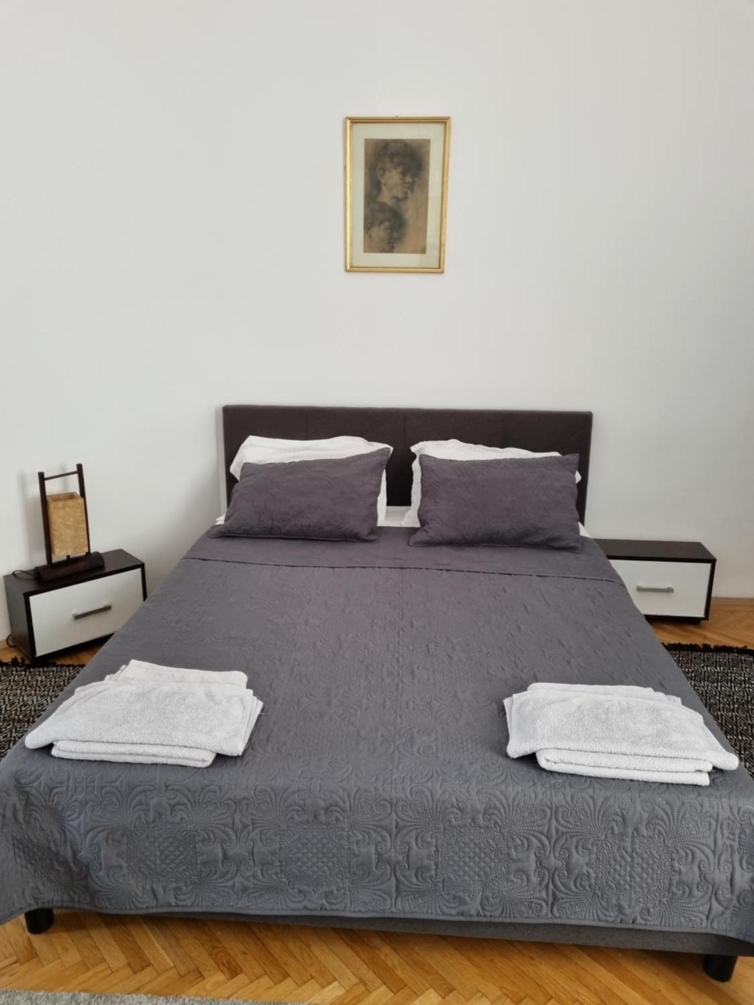 Cozy Apartment Near City Center Bukares Bagian luar foto